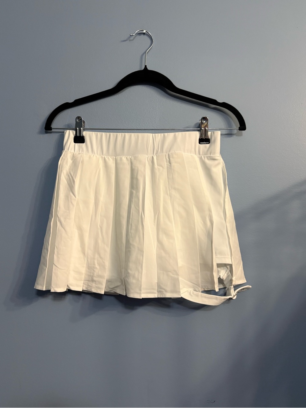 HALARA White Pleated Skort with Belt Leg Strap
